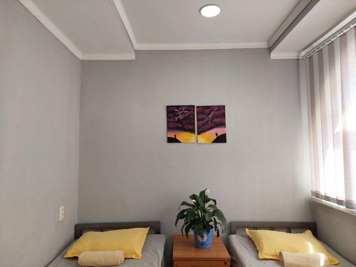 Downtown Homestay Bishkek Exterior foto